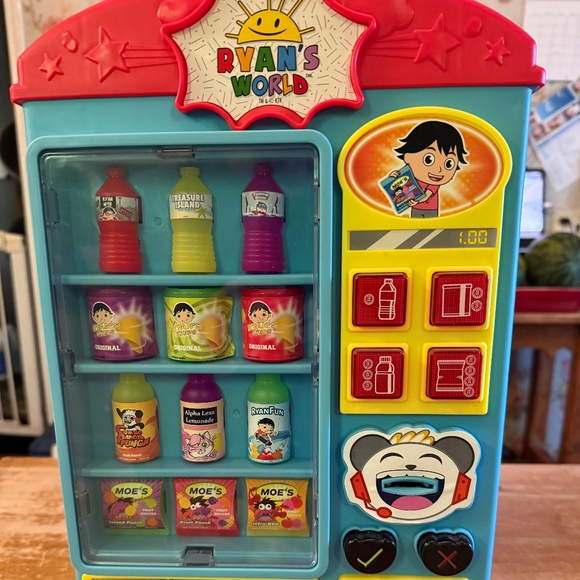 Ryan’s World Vending Surprise Machine Toy Playset - Picture 1 of 3